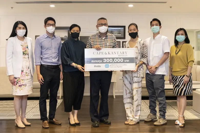 ธีรวัลคุ์ ปังศรีวงศ์ (คนที่ 5 จากซ้าย) ผู...
