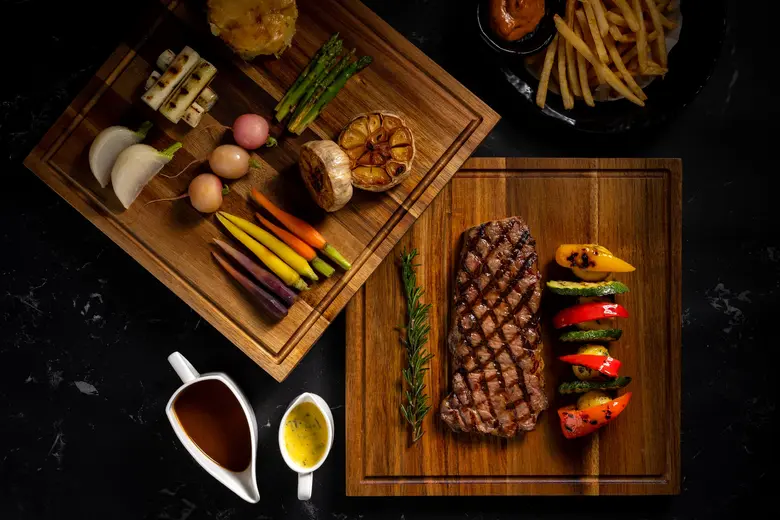 โปรโมชั่นที่คนรักเนื้อไม่ควรพลาด  ห้องอาหาร อัพ แอนด์ อะบัฟ นำเข้าเนื้อวัวสุดพรีเมี่ยมมาให้ทุกท่านได้ลิ้มลอง