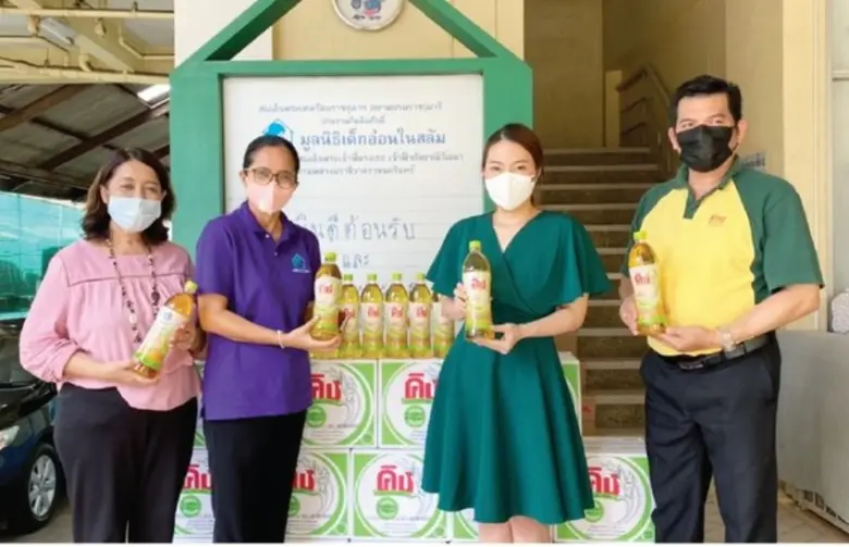 คุณนวพร สันติวัฒนา (ที่ 2 จากขวา) ผู้จัดก...