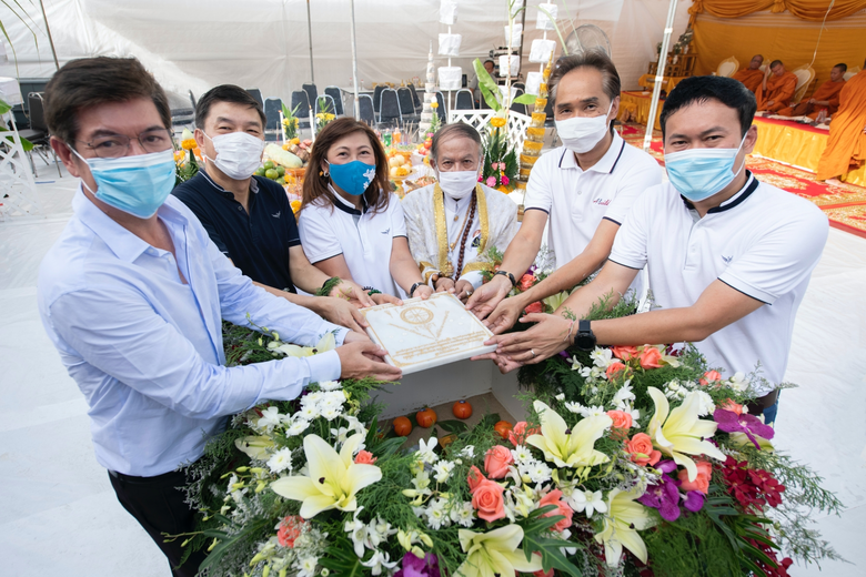 คุณวิโรจน์ กัปปิยจรรยา (ที่ 2 จากซ้าย) ปร...