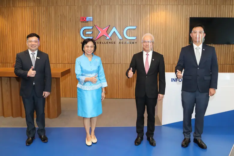 นางวรรธนา มงคลศรี (ที่ 2 จากซ้าย) รองกรรม...