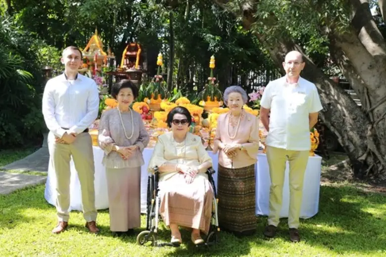 ดร.คุณหญิง สุจิตรา มงคลกิติ (กลาง) ประธาน...