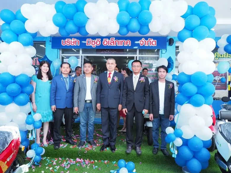 พลตรีจิราวัฒน์ จุฬากุล (ที่ 3 จากขวา) ผู้...