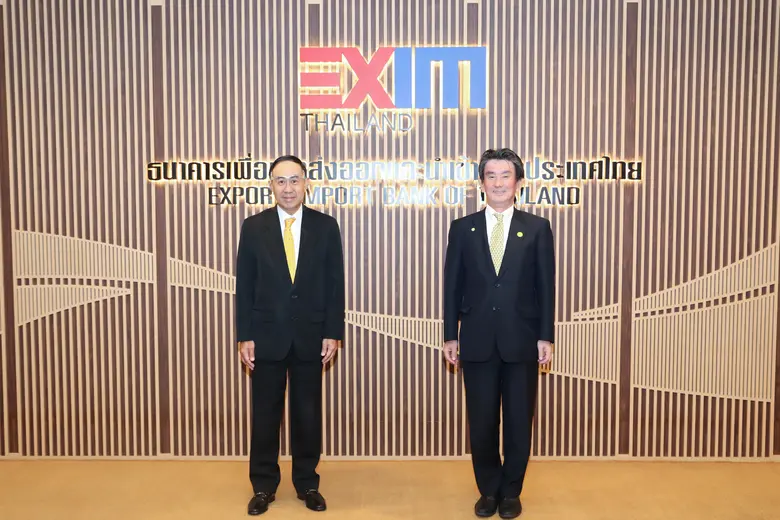 นายพิศิษฐ์ เสรีวิวัฒนา (ซ้าย) กรรมการผู้จ...