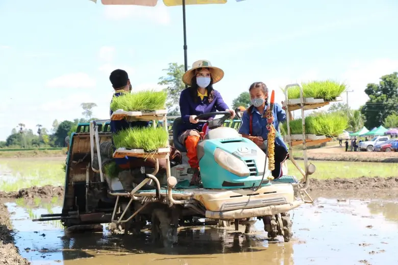 รมช.มนัญญา ลุยแปลงโคก หนอง นา โมเดล มุ่งขับเคลื่อนเกษตรทฤษฎีใหม่ตามแนวพระราชดำริ หนุนอุทัยธานีเมืองตัวอย่างเกษตรปลอดภัย