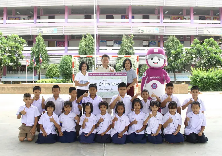 เมื่อเร็วๆ นี้ น.ส.อัจฉรา เจริญพร (แถวยืน...