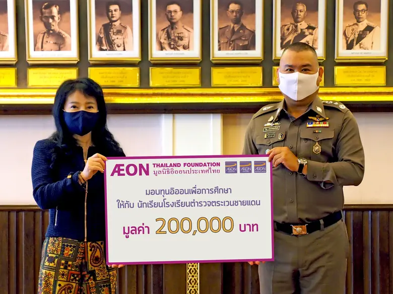 คุณสุพร วัธนเวคิน (ซ้าย) ประธานกรรมการมูล...