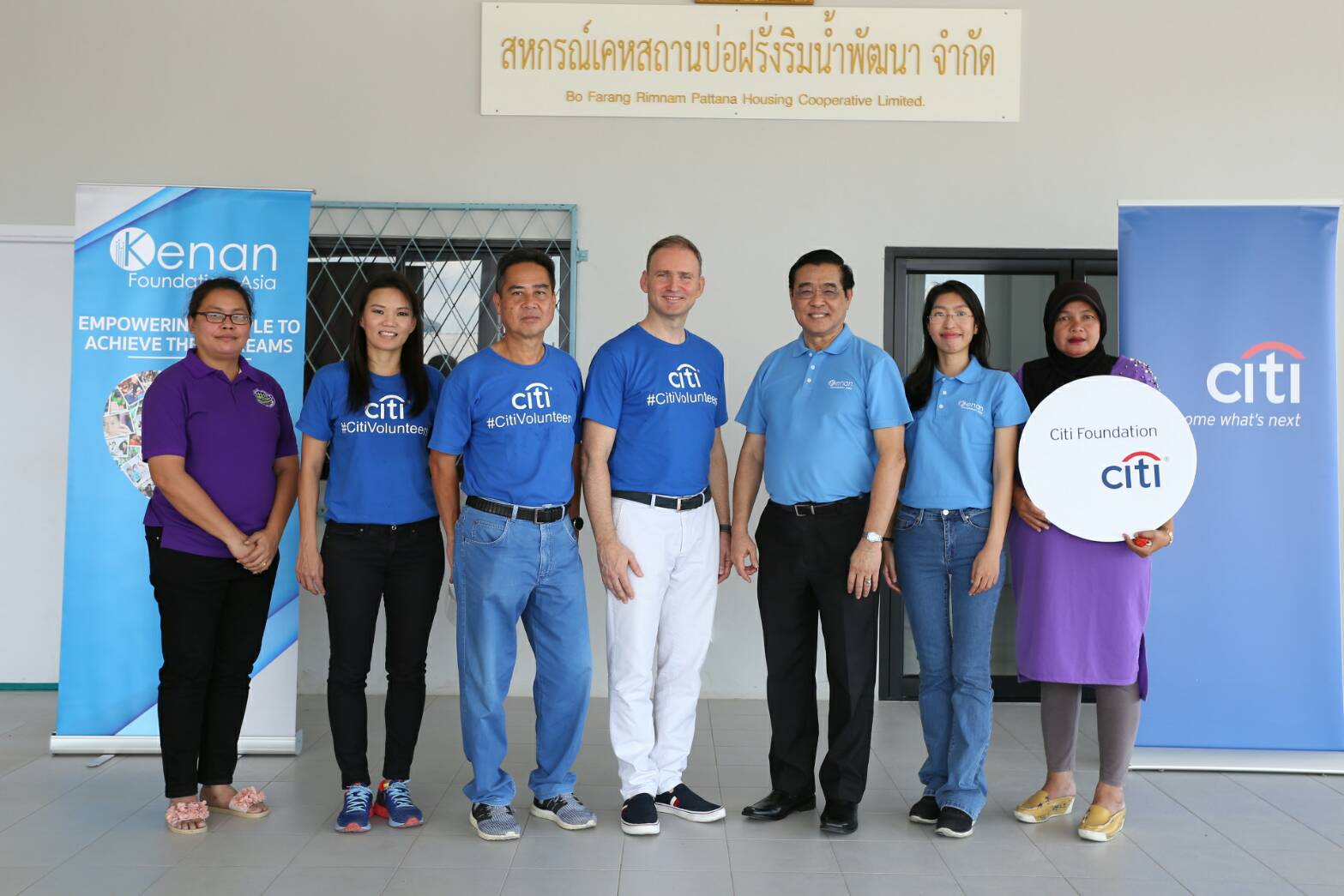 มร. ทีบอร์ พานดิ (กลาง) กรรมการผู้จัดการใ...