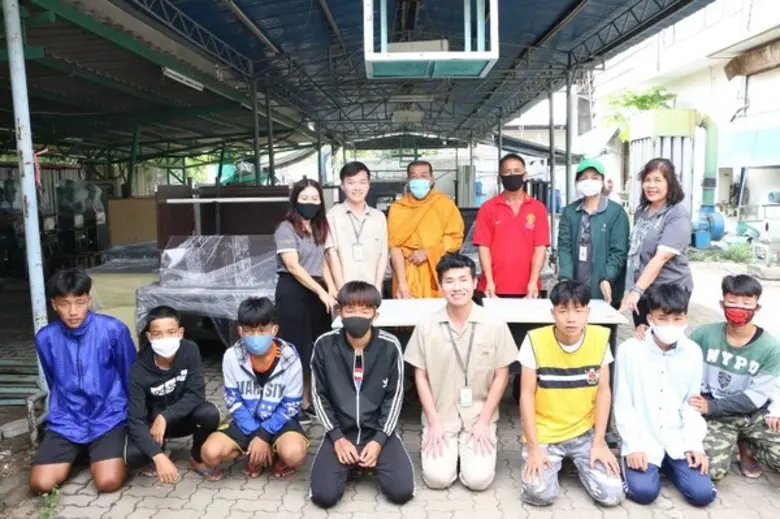 บริษัท แพรนด้า จิวเวลรี่ จำกัด (มหาชน) มอบโต๊ะคอมพิ...