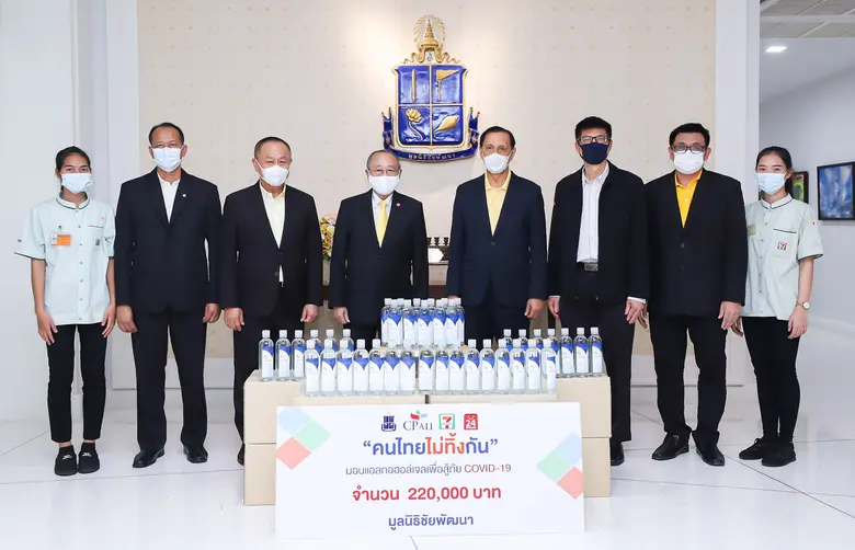 ดร.สุเมธ ตันติเวชกุล (ที่ 4 จากซ้าย) เลขาธิการมูลนิ...