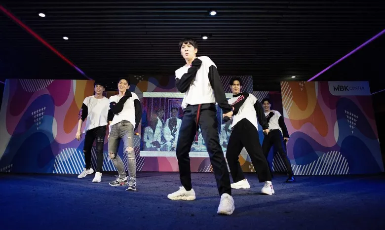 เอ็ม บี เค เซ็นเตอร์ ร่วมกับ idol EXCHANGE จ่อคิวส่งคอนเสิร์ตขนศิลปินแน่นเวทีทุกเดือน บรรยากาศคอนเสิร์ตศิลปินไอดอล ครั้งที่ 1 สุดประทับใจแฟนคลับ