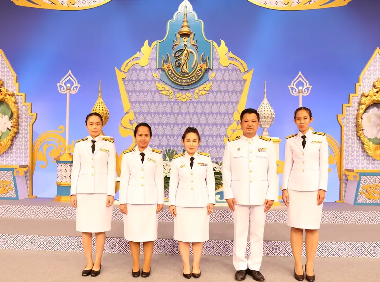 ดร.นันทา หงวนตัด (คนกลาง) รักษาการผู้อำนว...