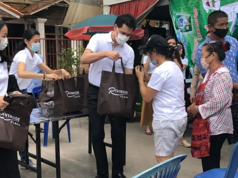 ศูนย์การค้าริเวอร์ไซด์ พลาซ่า ร่วมกับร้านค้าและพนัก...