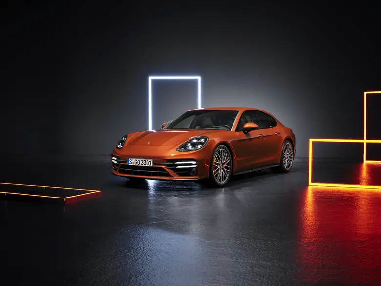 เสริมทัพด้วยรุ่นไฮบริดและยกระดับสมรรถนะสูงสุดให้แก่ พานาเมร่า (Panamera)