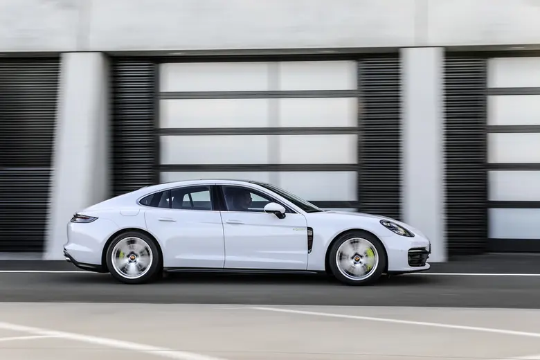 เสริมทัพด้วยรุ่นไฮบริดและยกระดับสมรรถนะสูงสุดให้แก่ พานาเมร่า (Panamera)