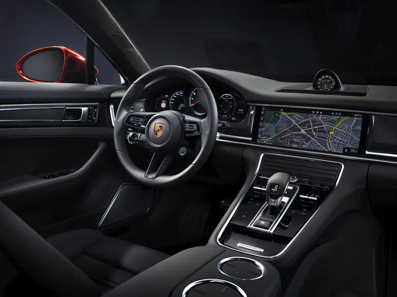 เสริมทัพด้วยรุ่นไฮบริดและยกระดับสมรรถนะสูงสุดให้แก่ พานาเมร่า (Panamera)