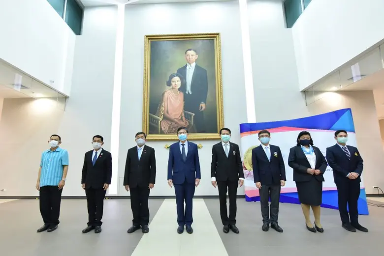 ศาสตราจารย์นายแพทย์ปิยะมิตร ศรีธรา คณบดีค...