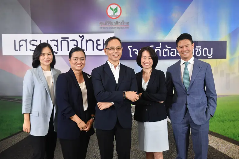 ดร.เชาว์ เก่งชน (กลาง) ประธานกรรมการบริหา...