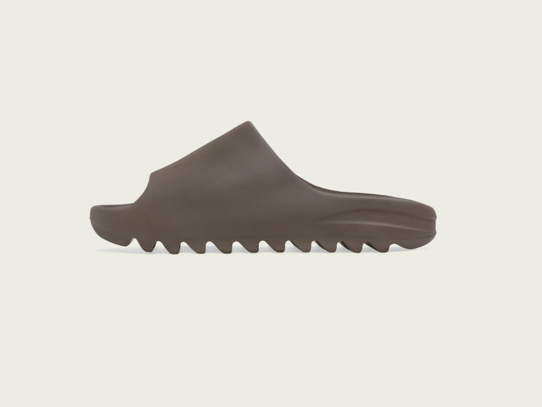 YEEZY SLIDE CORE และ YEEZY SLIDE SOOT รองเท้าแตะสีเอิร์ธโทนสุดละมุนจากอาดิดาสและคานเย เวสต์
