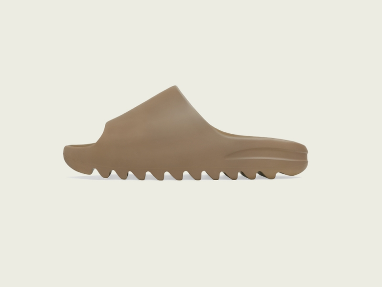 YEEZY SLIDE CORE และ YEEZY SLIDE SOOT รองเท้าแตะสีเอิร์ธโทนสุดละมุนจากอาดิดาสและคานเย เวสต์