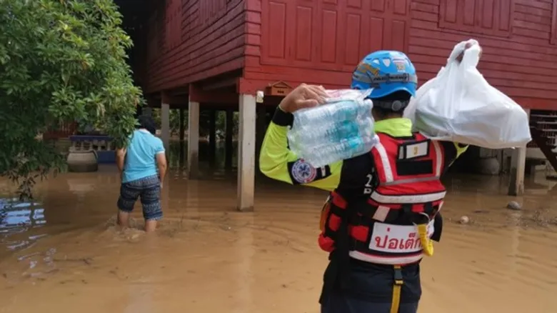 มูลนิธิป่อเต็กตึ๊ง โดยทีมบรรเทาสาธารณภัย จัดทีมกู้ชีพ ออกตรวจสุขภาพผู้ป่วยและผู้สูงอายุในพื้นที่ประสบภัยน้ำท่วม จ.สุโขทัย