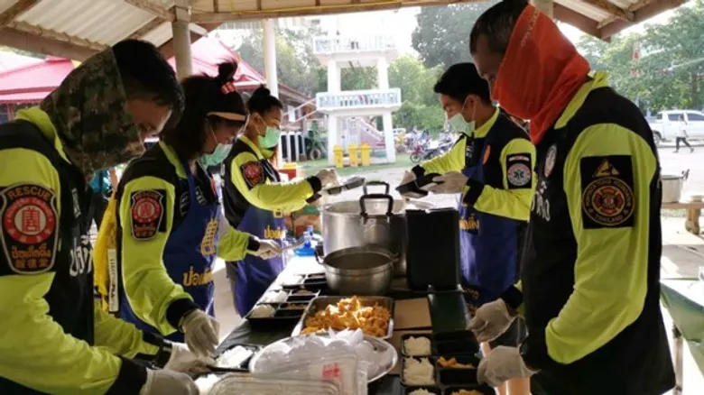 มูลนิธิป่อเต็กตึ๊ง โดยทีมบรรเทาสาธารณภัย จัดทีมกู้ชีพ ออกตรวจสุขภาพผู้ป่วยและผู้สูงอายุในพื้นที่ประสบภัยน้ำท่วม จ.สุโขทัย