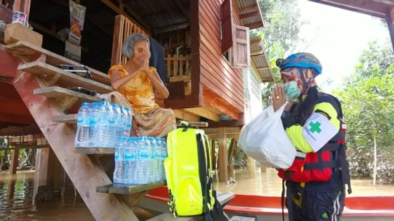 มูลนิธิป่อเต็กตึ๊ง โดยทีมบรรเทาสาธารณภัย จัดทีมกู้ชีพ ออกตรวจสุขภาพผู้ป่วยและผู้สูงอายุในพื้นที่ประสบภัยน้ำท่วม จ.สุโขทัย