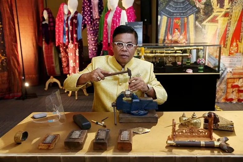 ร่วมรักษาหัตถกรรมชั้น "ครู" ที่ใกล้สูญหาย ไม่ให้สูญหายไปตามกาลเวลา ผ่านมุมมองของครูช่างผู้สืบทอดมรดกแห่งกาลเวลา ทั้ง 11 งานศิลปะ
