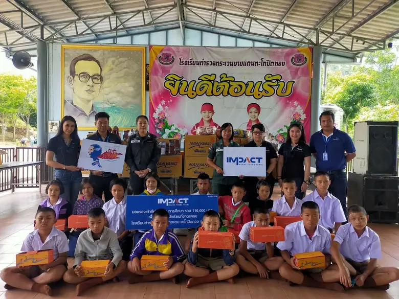นายอริษา พงษ์สนาม (ขวาสุด) ผู้ช่วยผู้จัดการฝ่ายอาหา...