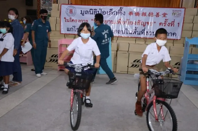 มูลนิธิป่อเต็กตึ๊ง จัดโครงการ “จักรยานเพื่อน้องสัญจร” ครั้งที่ 1 ลงพื้นที่มอบจักรยานแก่โรงเรียนที่ขาดแคลนในชนบท ภาคอีสาน รวม 11 แห่ง