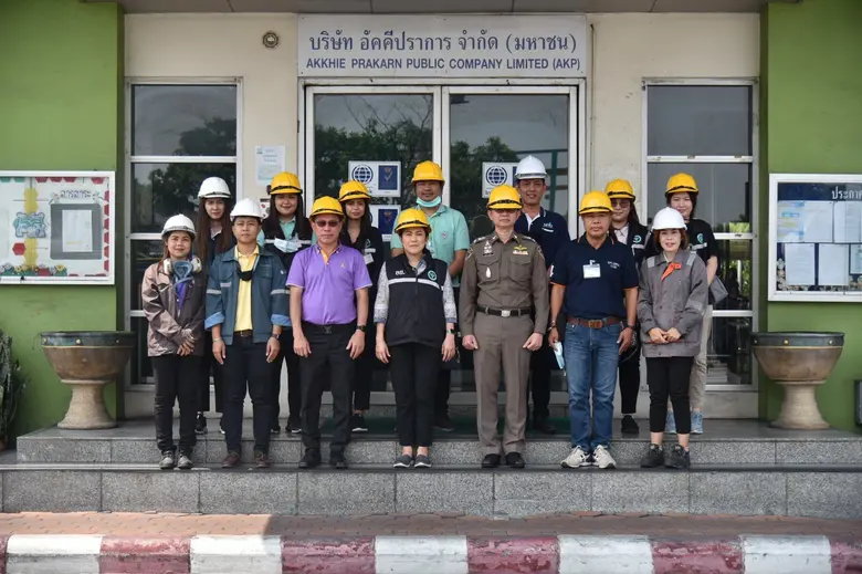 คุณวันชัย เหลืองวิริยะ (แถวหน้าที่ 3 จากซ...