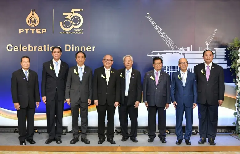 นายสุพัฒนพงษ์ พันธ์มีเชาว์ (ที่ 4 จากซ้าย...
