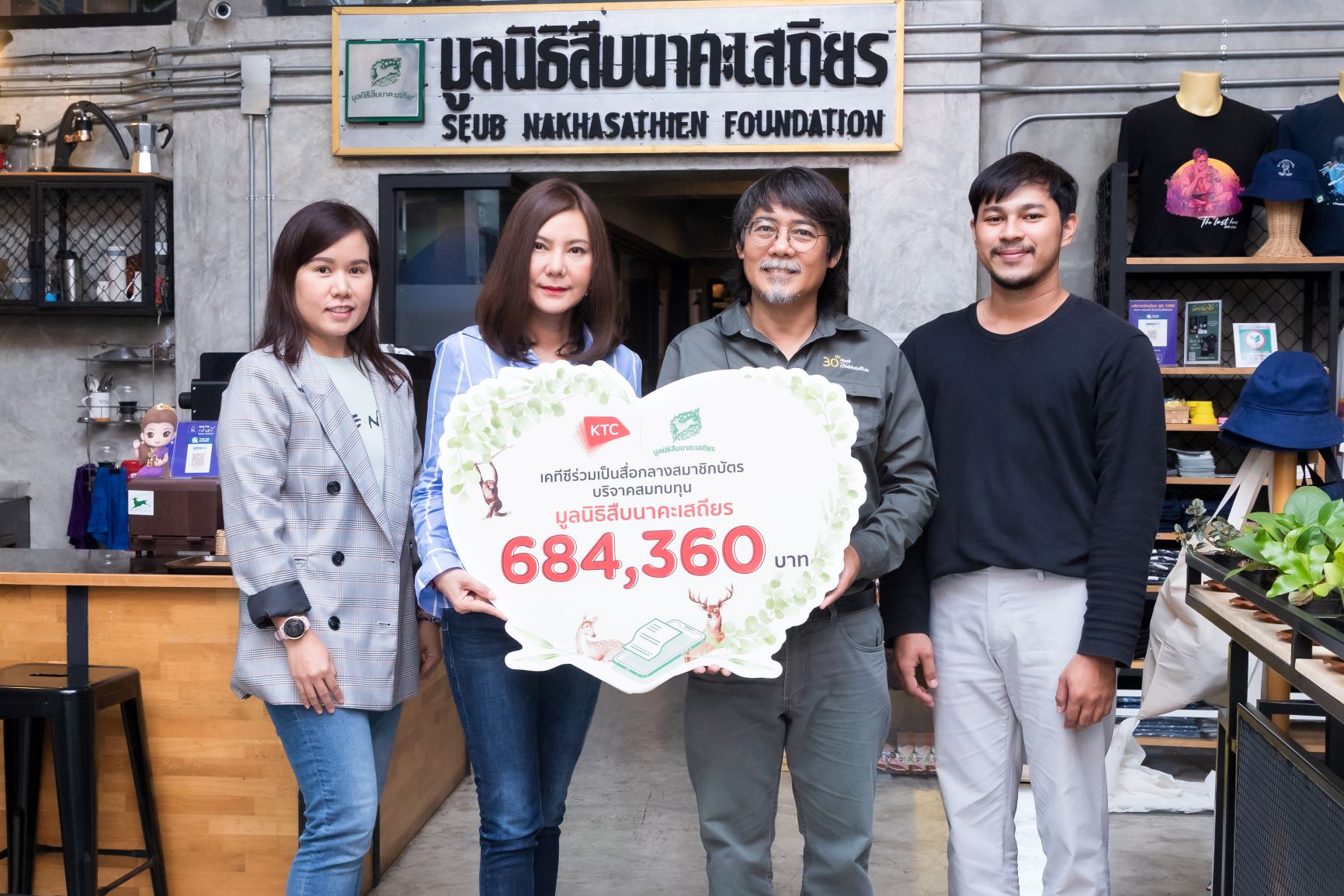 นางสาวชนิดาภา สุริยา (กลางซ้าย) ผู้ช่วยปร...