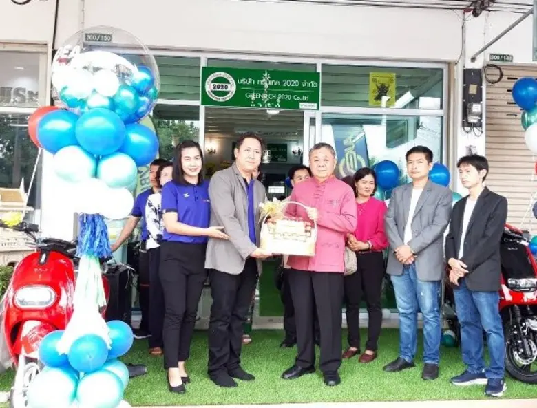 คุณสุรพล เธียรสูตร (คนกลาง) นายกเทศมนตรีเ...