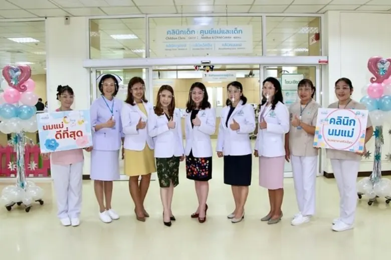 แพทย์หญิงมนนภา ขุนณรงค์ (ที่ 4 จากขวา) รอ...