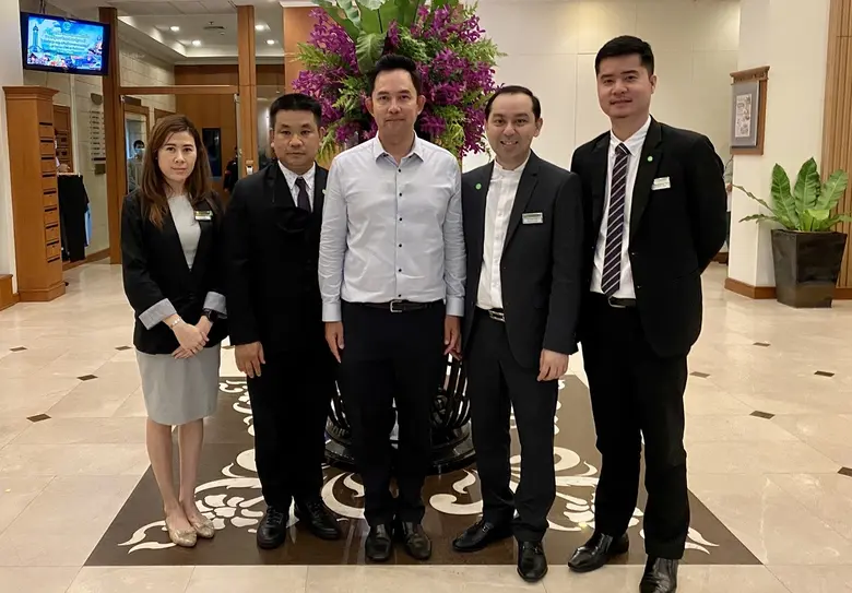 กิตติเดช คุ้มม่วง (คนที่ 4 จากซ้าย) ผู้จั...