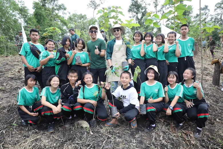 Yves Rocher (อีฟ โรเช่) แบรนด์ความงามอันดับ 1 ของฝรั่งเศส ชวน 2 หนุ่มอนุรักษ์ “อเล็กซ์ - บอย” ปลูกป่า สร้างจิตสำนึกอนุรักษ์สิ่งแวดล้อม