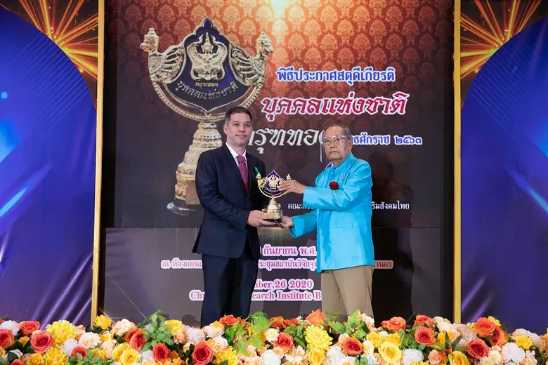 นายแพทย์ปวิชญ์ วิรัชศิลป์ (ซ้าย) ผู้อำนวยการ โรงพยา...