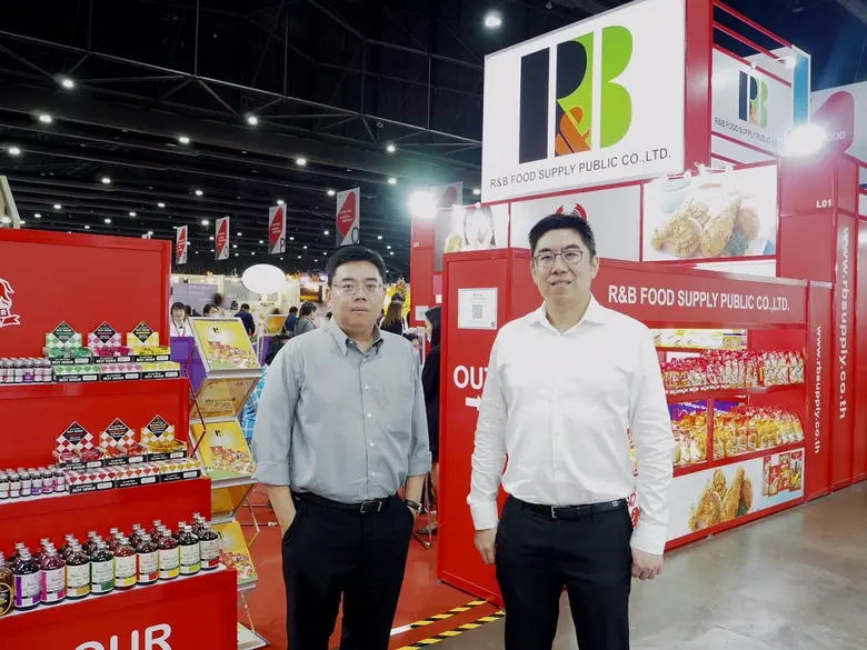 นายสุรนาถ กิตติรัตนเดช (คนขวา) ประธานเจ้าหน้าที่ฝ่า...