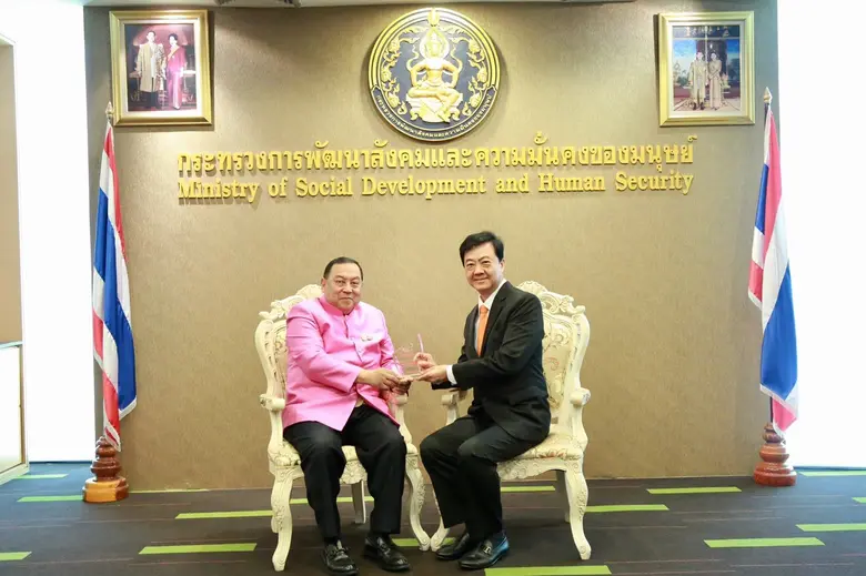 รศ.ดร.เฉลียว วิทูรปกรณ์ (ขวา) รองประธานเจ้าหน้าที่บ...