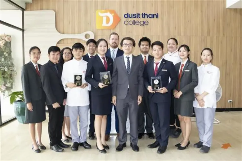 ผู้บริหาร และคณาจารย์ของวิทยาลัยดุสิตธานี...