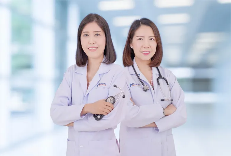 “ดูดนิ้ว หยิบของเข้าปาก” หากลูกน้อยคุณกำลังอยู่ในวัยนี้ พึงเฝ้าระวัง อาจเสี่ยงเป็นโรคท็อปฮิต “มือ เท้า ปาก” ได้