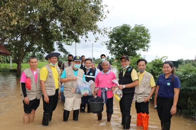 กรม สบส. ลงพื้นที่เยี่ยมให้กำลังใจ พร้อมมอบสิ่งของที่จำเป็นแก่ อสม.ที่ประสบภัยน้ำท่วม อ.ปักธงชัย จ.นครราชสีมา