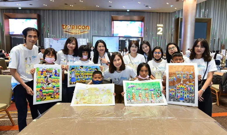 นางสาวสิตาพัชร์ นิโรจน์ธนรัฐ (กลาง) ผู้ช่วยกรรมการผ...