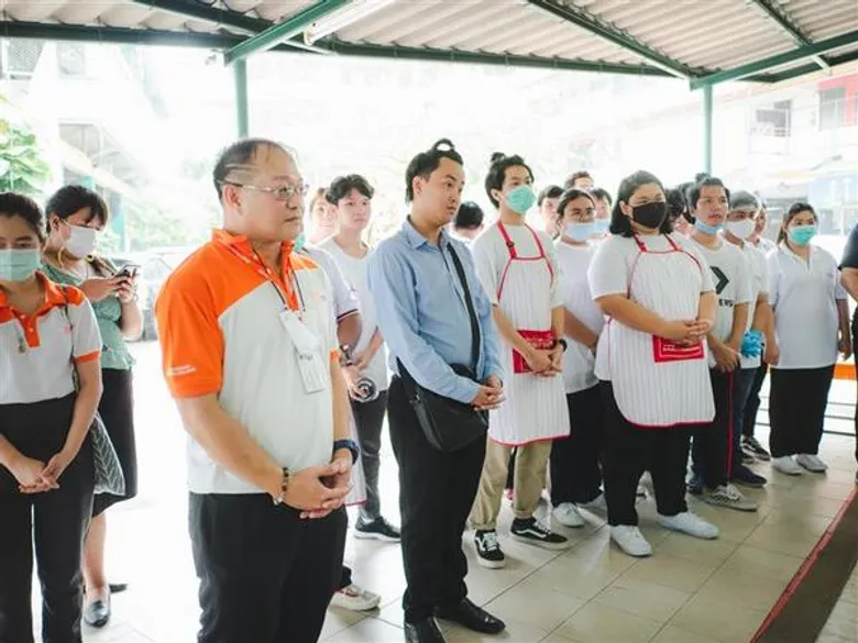 วิทยาลัยดุสิตธานี ศูนย์การศึกษาเมืองพัทยา จัดอาหารกลางวันเลี้ยงนักเรียนผู้พิการทางสายตา ถวายเป็นพระราชกุศลในหลวง ร.9
