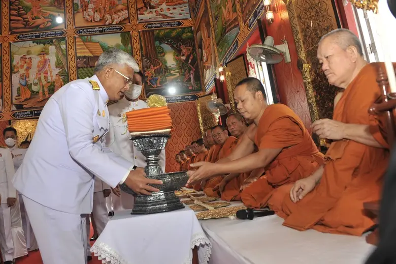 ดร.สุเทพ แก่งสันเทียะ เลขาธิการคณะกรรมการการอาชีวศีกษา เป็นประธานถวายผ้าพระกฐินพระราชทานของสนง.คณะกรรมการการอาชีวศึกษา ประจำปี 2563 ณ วัดมหาธาตุ
