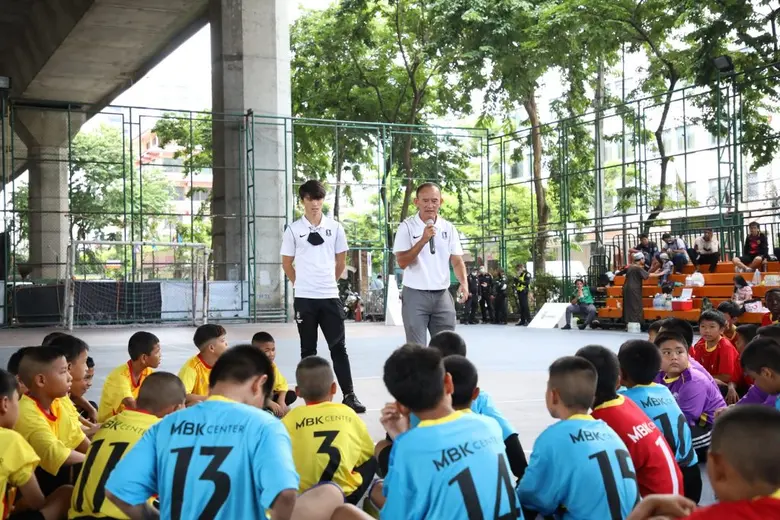 เอ็ม บี เค เซ็นเตอร์ อาสาสร้างสุขสู่ชุมชน จัดแข่งฟุตซอลเยาวชนเชื่อมสัมพันธ์  เชิญโค้ชง้วน ตำนานลูกหนังไทย แนะเทคนิคสร้างแรงบันดาลใจ