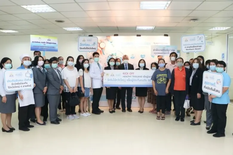 นางสาวไพลิน จินดามณีพร (กลางขวา) ผู้ตรวจร...