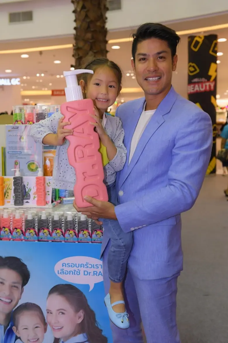 Dr.RAY ผู้นำด้านนวัตกรรมผลิตภัณฑ์ดูแลช่องปาก  ดึงครอบครัว "หิรัญพฤกษ์" ร่วมเป็นพรีเซนเตอร์