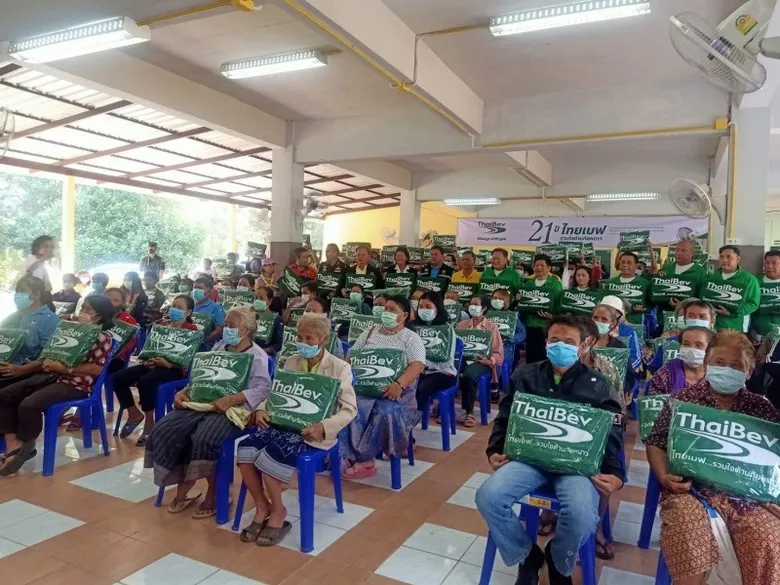 สสจ.นครพนม ร่วมพิธี "ไทยเบฟ รวมใจต้านภัยหนาว" แจกผ้าห่ม ปีที่ 21 ให้ประชาชน 12 อำเภอ 13,000 ผืน